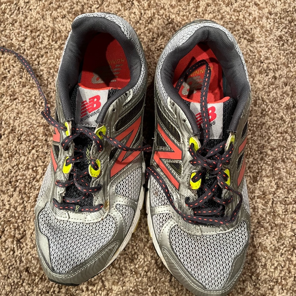 Women’s New Balance 670v1 running sneakers.